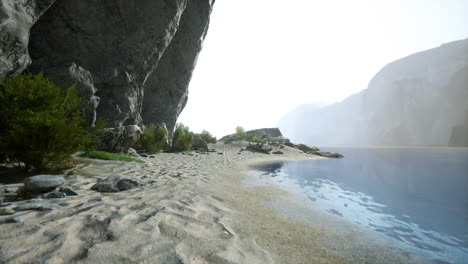 playa tranquila junto a un acantilado