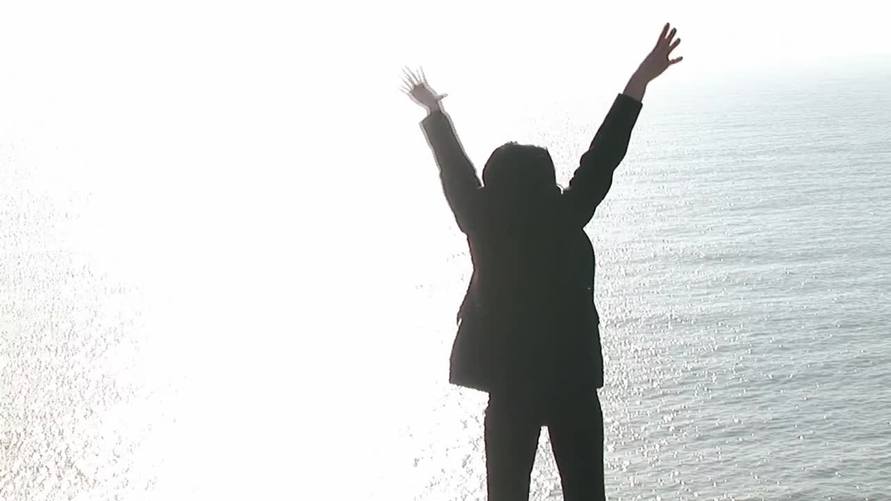 절벽 에 앉아  ⁇ 배 하는 여자