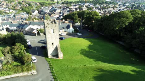 Mittelalterlicher-St.-Hilarys-Tower,-Walisisches-Wohndorf-In-Denbighshire,-Nordwales,-Luftaufnahme,-Absteigend,-Nach-Oben-Geneigt-über-Den-Landschaftshorizont