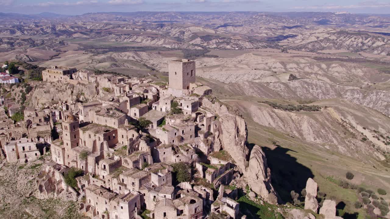 Aavemainen aavekaupunki kukkulalla hämärässä, Craco, Matera, Italia