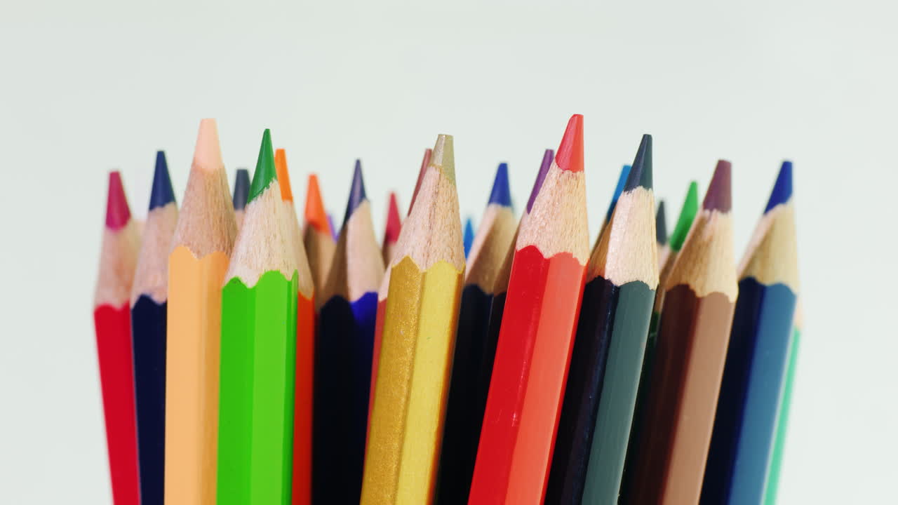 un juego de lápices multicolores sobre un fondo negro