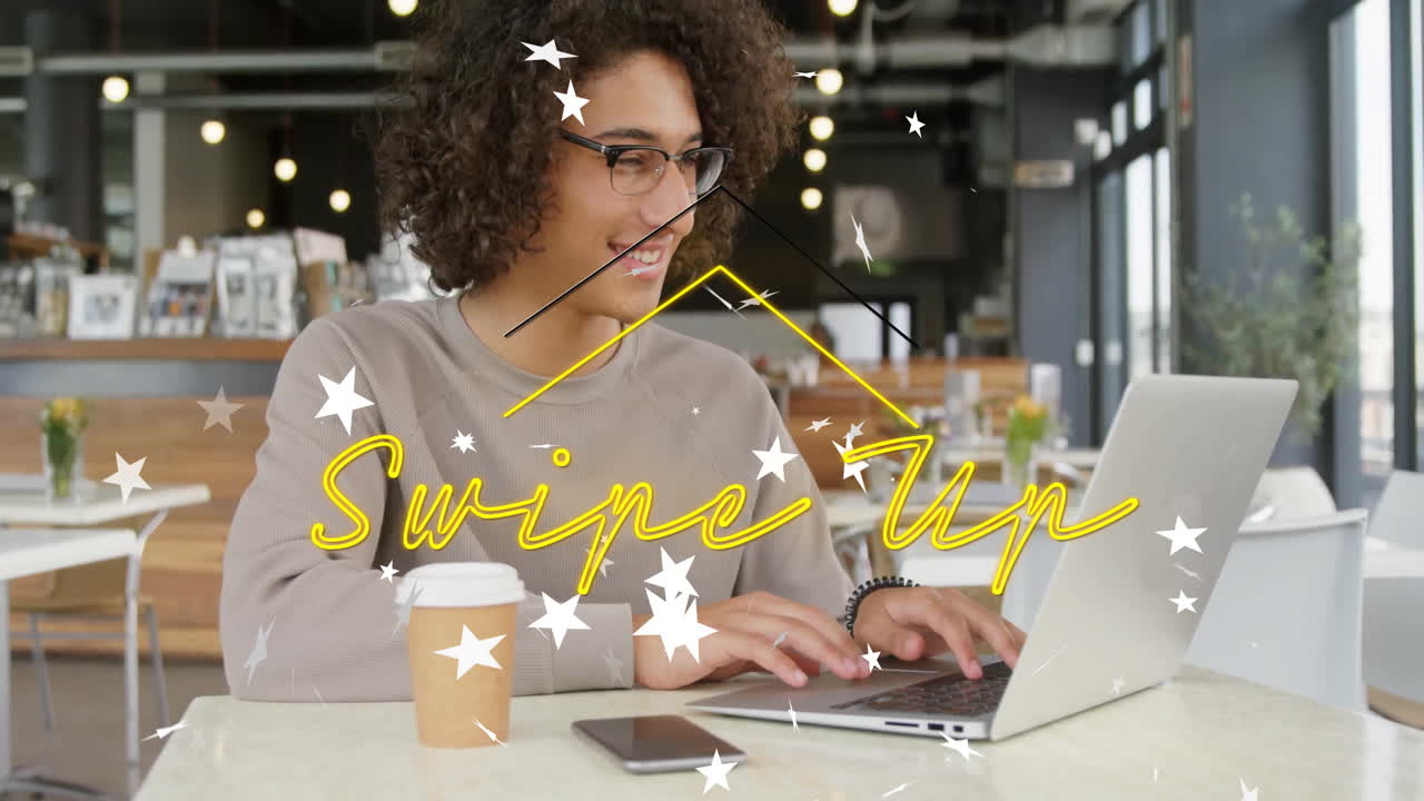 Uomo che digita su laptop in un caffè moderno, con grafiche a stella, overlay giallo 'Scorri verso l'alto', tema tecnologico