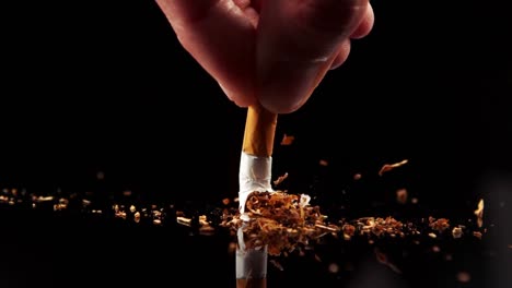 aplastando un cigarrillo con la mano