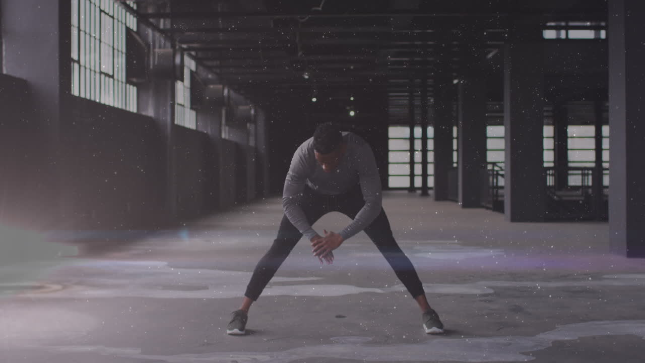 버려진 건물에서 어있는 남자 위에 반이는 빛의 애니메이션