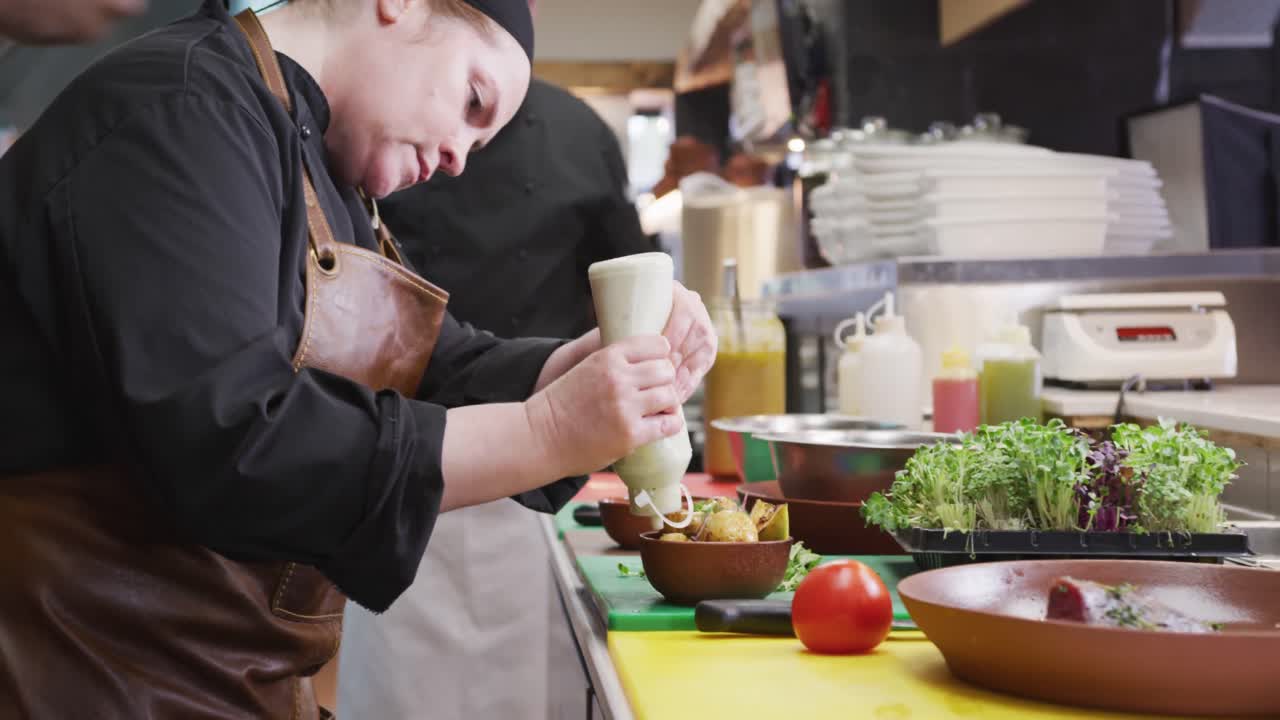 mujer caucásica cocinando en la cocina