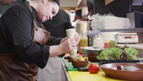 Mujer-Caucásica-Cocinando-En-La-Cocina