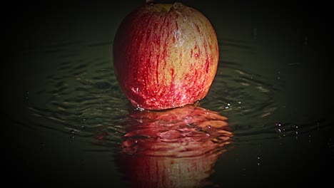 Reflektierte-Süße-Reife-Frucht-In-Plätscherndem-Wasser,-Spiegeleffekt,-Nahaufnahme