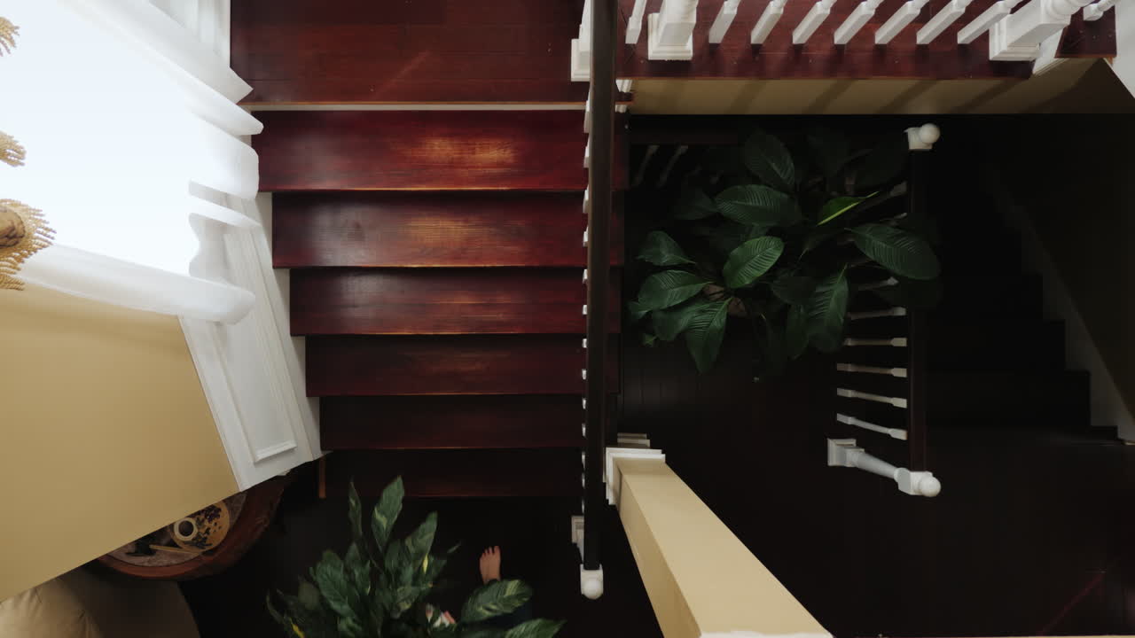 joven pareja multiétnica lleva cajas por las escaleras 07