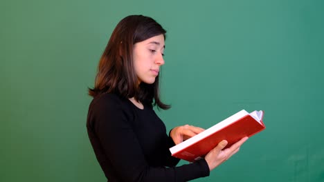 mujer leyendo libro