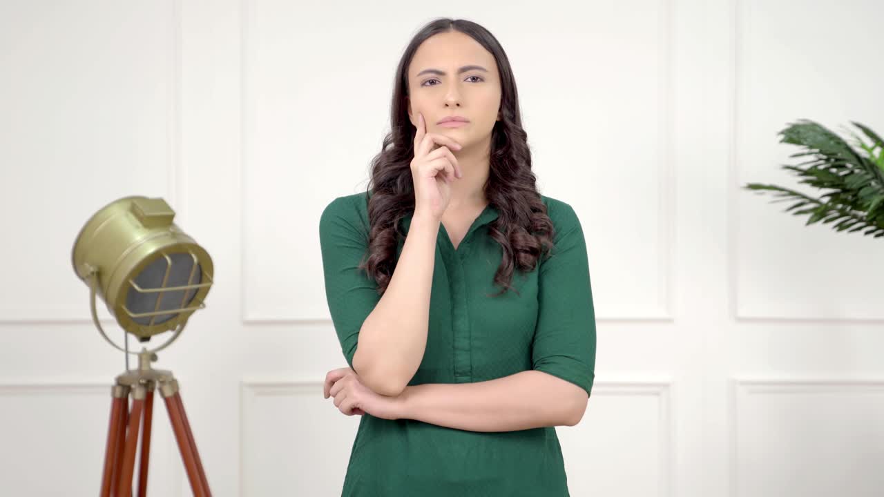 una joven india confundida pensando