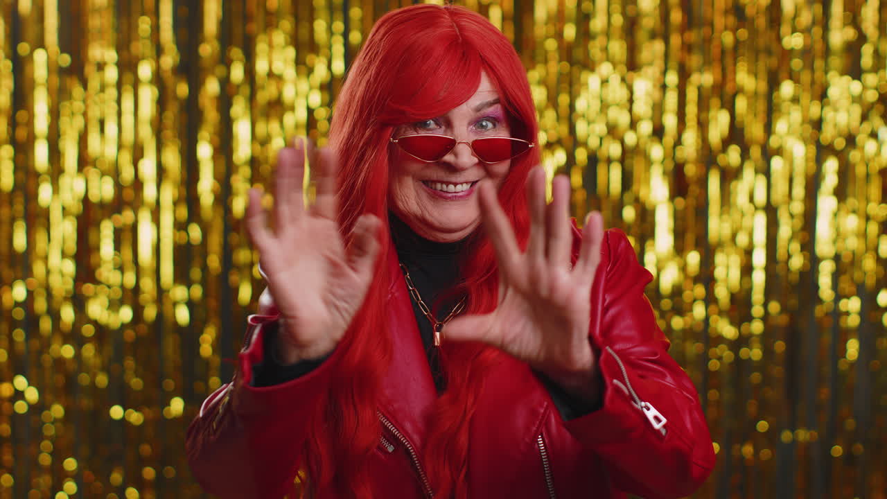 손으로 초대하는 몸짓을 보여주는 여자, 가입을 요청하고, 오라고 손짓하고, 안녕 작별 인사를 하는 몸짓