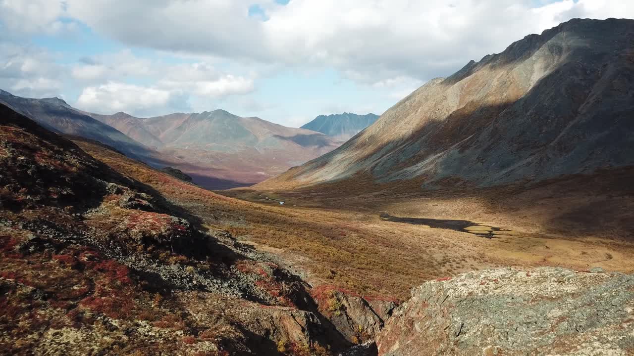 la luz de la tarde perfecta en otoño en las montañas yukon