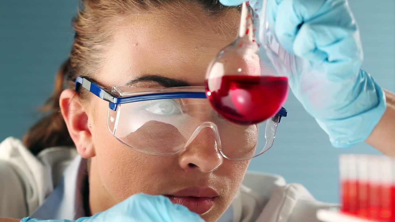 ciencia mujer linda haciendo investigación médica
