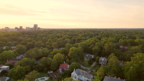 Aéreo-Con-Panorámica-A-La-Derecha-Sobre-El-Hermoso-Barrio-De-Clayton-En-St.