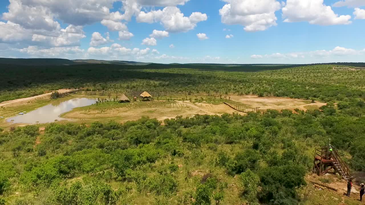 Luftfoto af en gruppe venner, der forbereder sig på at zipline i Botswana, Afrika.