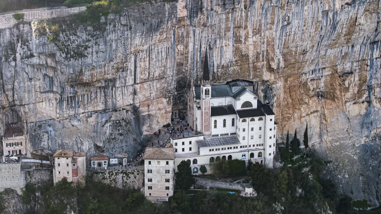 Vista aerea in hyperlapse del Santuario Madonna della Corona, un santuario cattolico a strapiombo e popolare luogo di pellegrinaggio in Italia