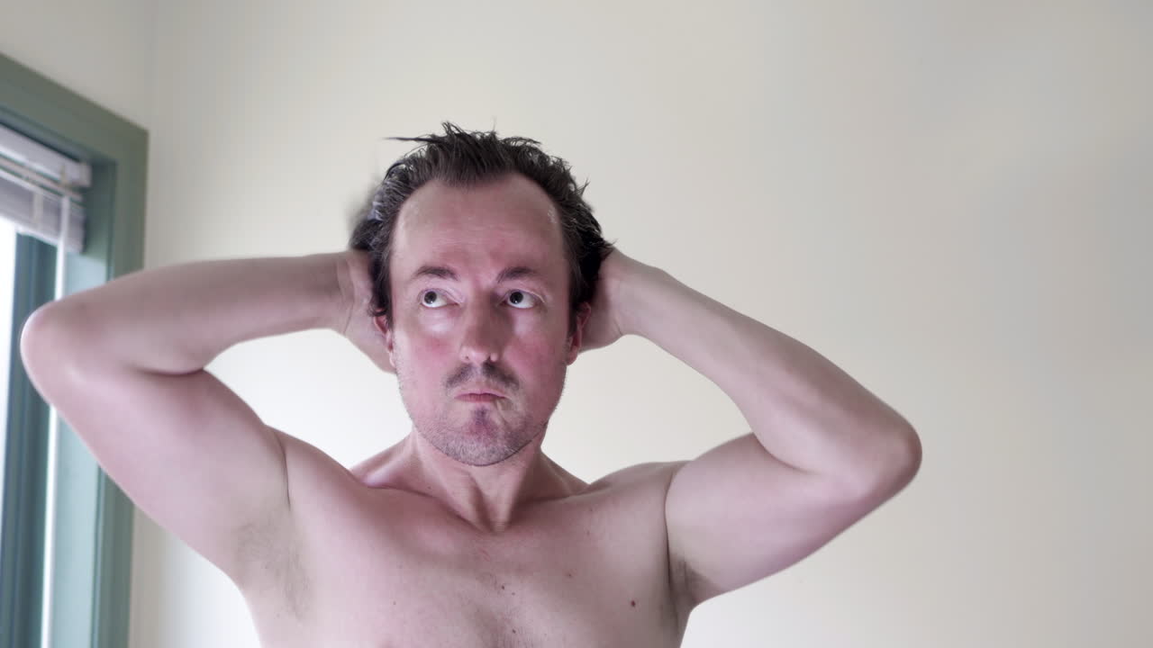 자신에게 헤어 제품을 바르는 남자