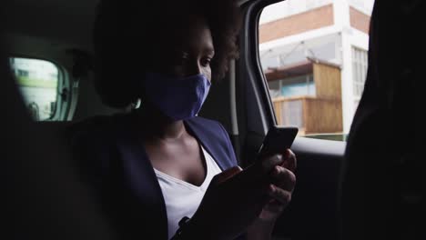 mujer afroamericana con máscara facial en el coche