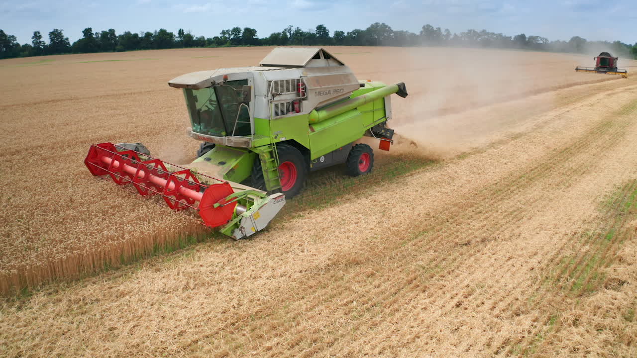 cosechadora combinada trabajando en un campo de trigo