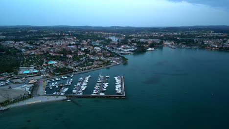 ángulo aéreo alto sobre la costa del lago peschiera del garda, verona, italia video de stock en 4k