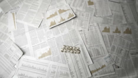 dados blancos deletreando el mercado de valores cayendo sobre hojas de papel