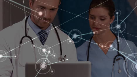 animación de la red de conexiones entre diversos médicos utilizando una tableta