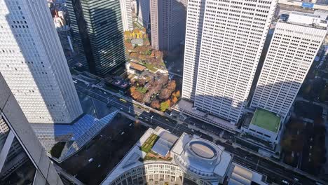 Blick-über-Die-Endlose-Skyline-Des-Finanzviertels-Von-Tokio-An-Einem-Tag-Mit-Blauem-Himmel