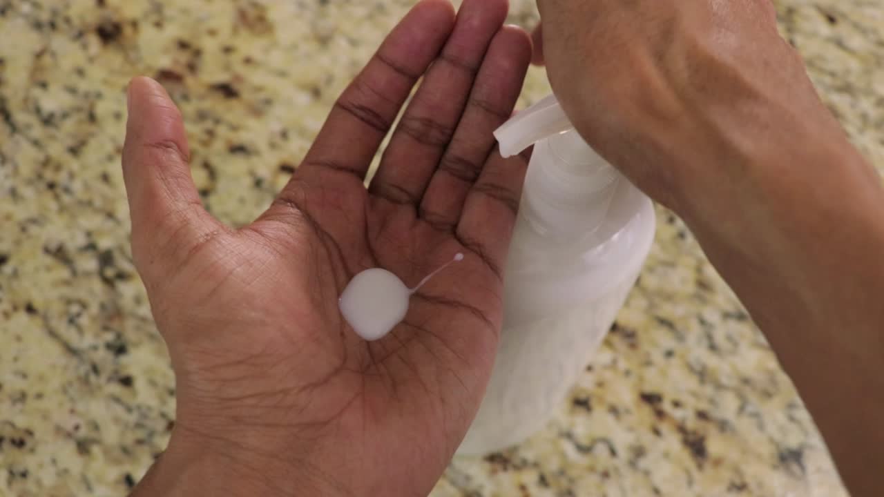 ponerse jabon liquido en las manos