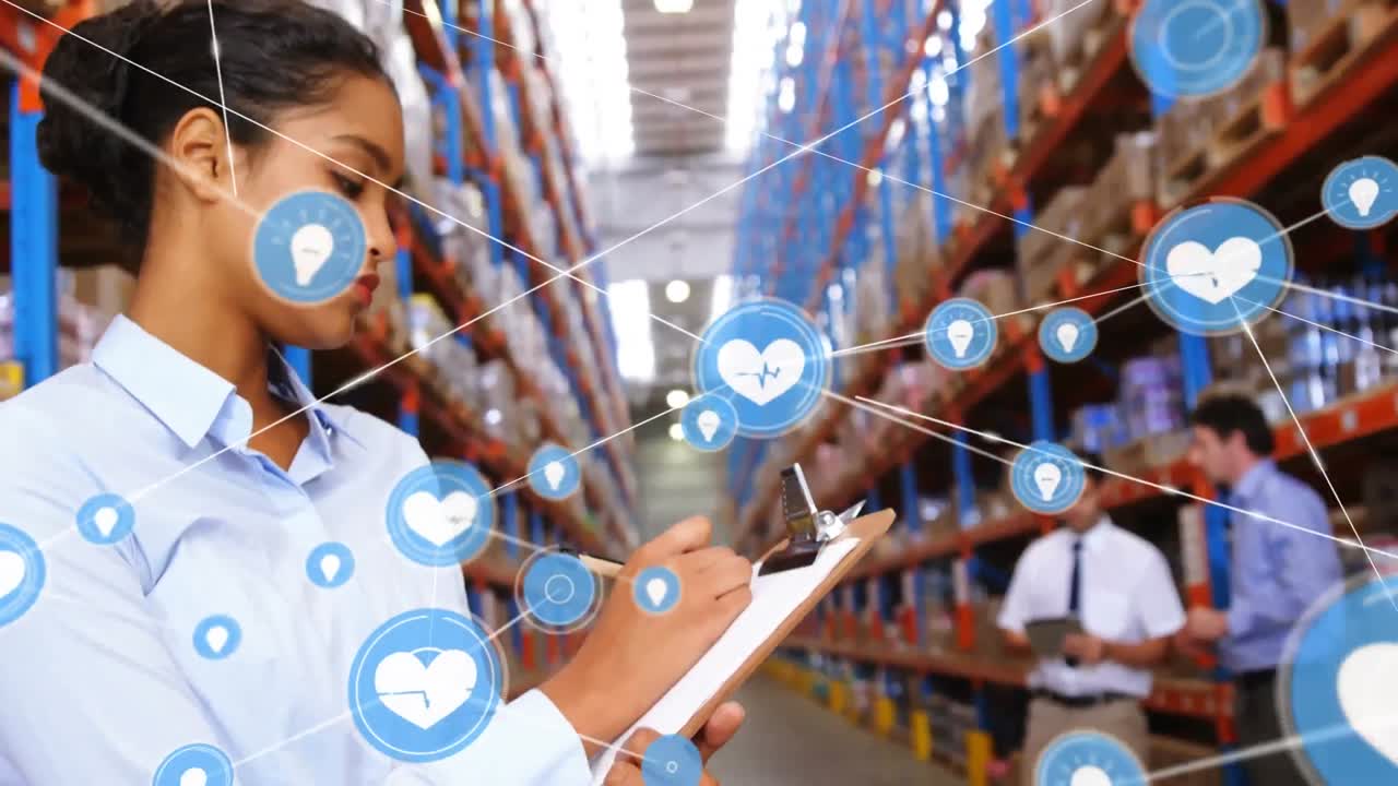 animación de la red de conexiones con iconos sobre mujer biracial trabajando en el almacén.