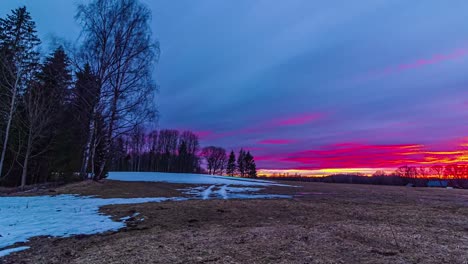 Lapso-De-Tiempo-De-Puesta-De-Sol-Vibrante-En-El-Campo,-Prado-De-Fusión-De-Nieve-Y-Hielo,-Concepto-De-Fin-De-Invierno