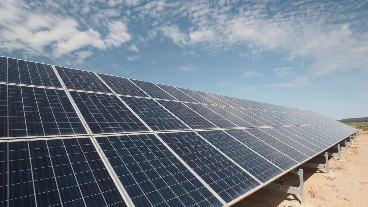 Parco fotovoltaico in una stazione nell'Outback