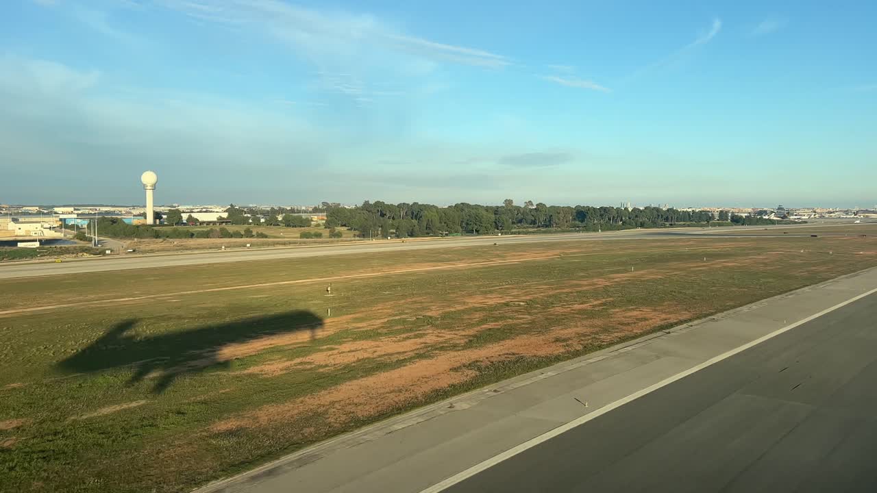 활주로에 제트 착륙하는 동안 독특한 파일럿 관점, 비행기 그림자의 측면 보기