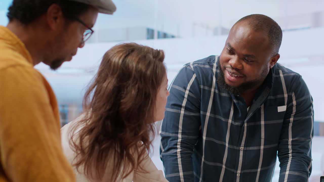 el agente inmobiliario ayuda a los clientes corporativos a planificar la reubicación de la oficina