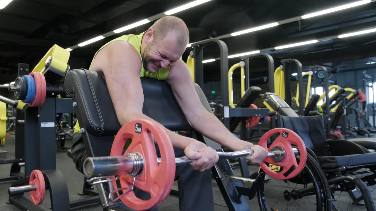 재활 센터의 체육관에서 훈련하는 장애인 남자