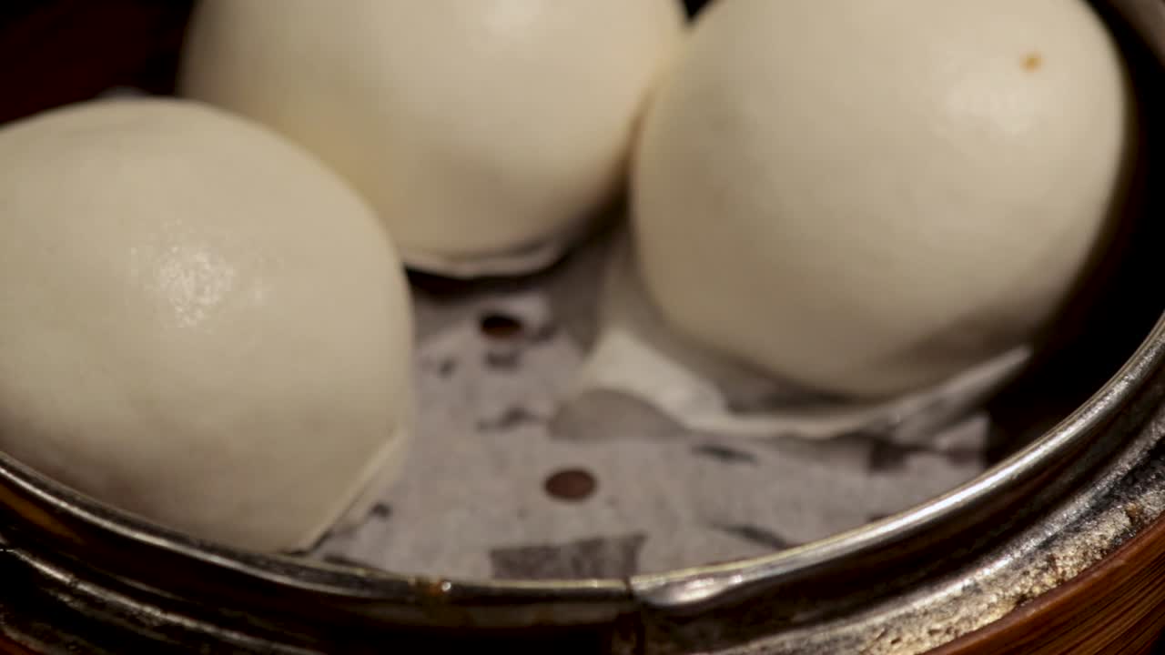 platos de dim sum variados en vaporizadores de bambú