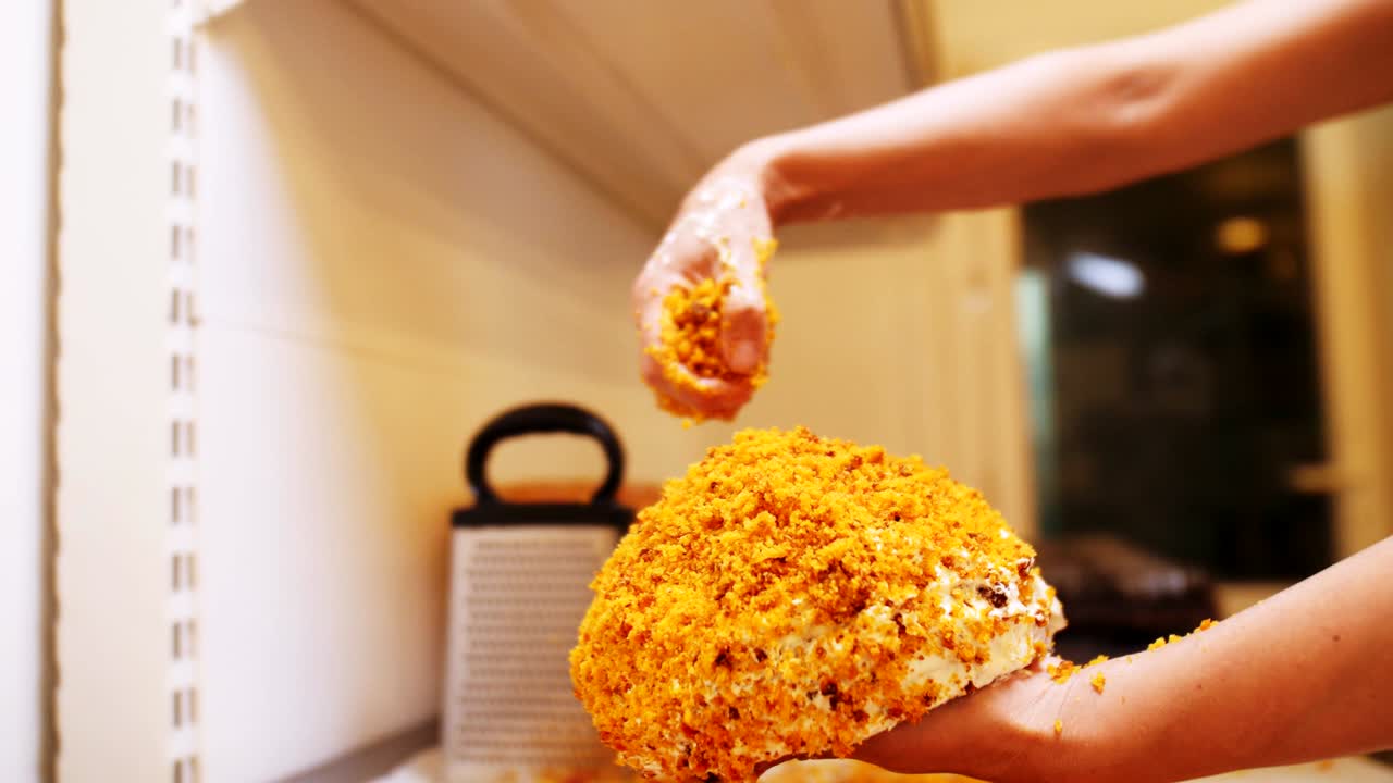 집 의 어리 를 사용 하여 맛 있는 케이크 를 장식 하는 집