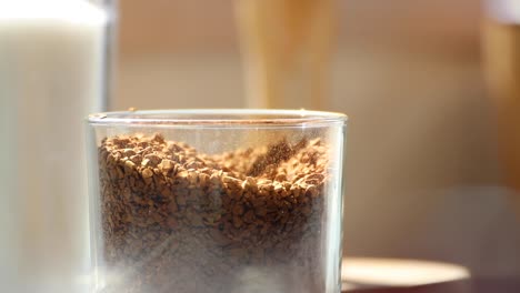 cucharadita de café para recoger gránulos de café de un frasco de vidrio