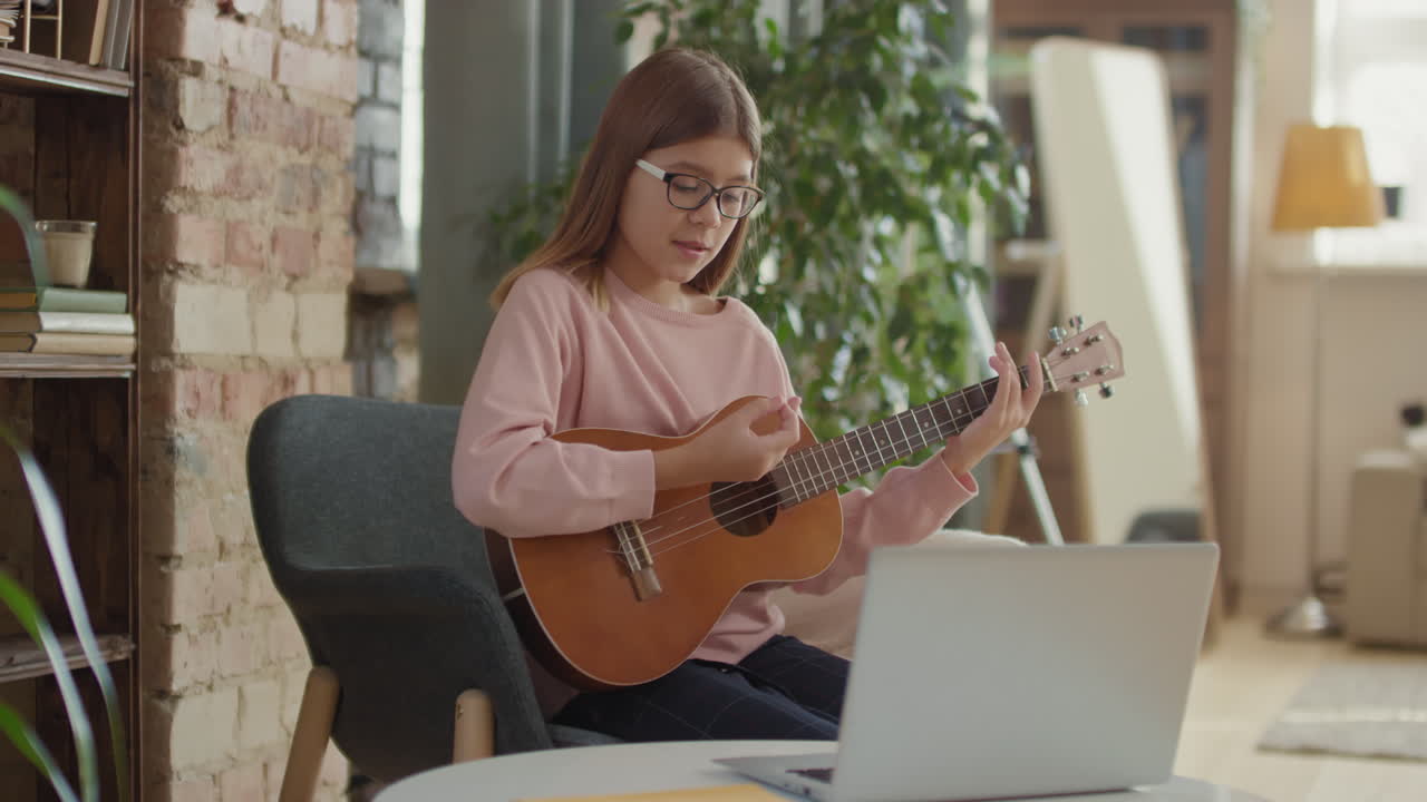 niña aprendiendo ukulele en línea