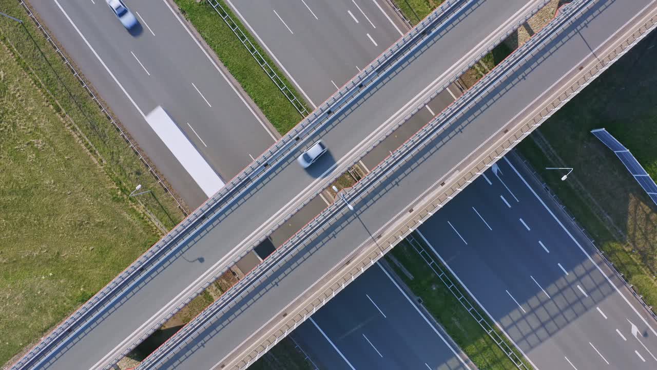 육교 및 고속도로에서 회전하는 오버헤드 공중 풀아웃