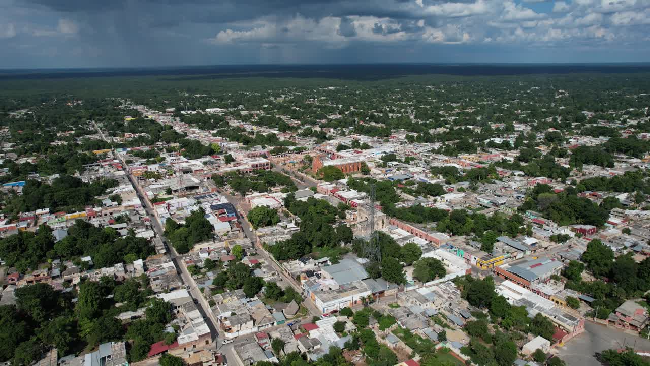 toma frontal de un dron de la ciudad de tekax en yucatán, méxico