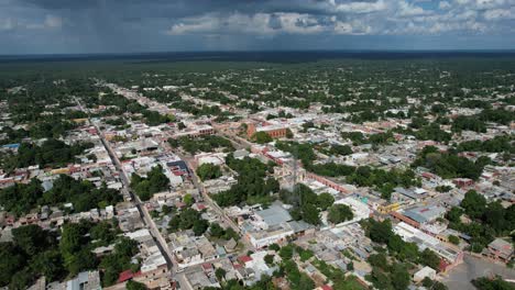 Frontale-Drohnenaufnahme-Der-Stadt-Tekax-In-Yucatan,-Mexiko