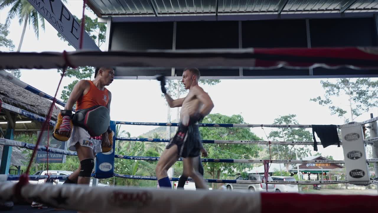 Petarung Muay Thai Berlatih di Ring Tinju