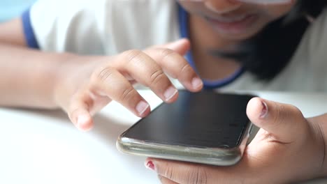 un niño jugando en un teléfono