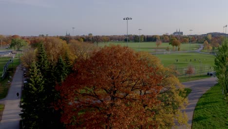 toma aérea de un campo de fútbol en una mañana soleada de otoño