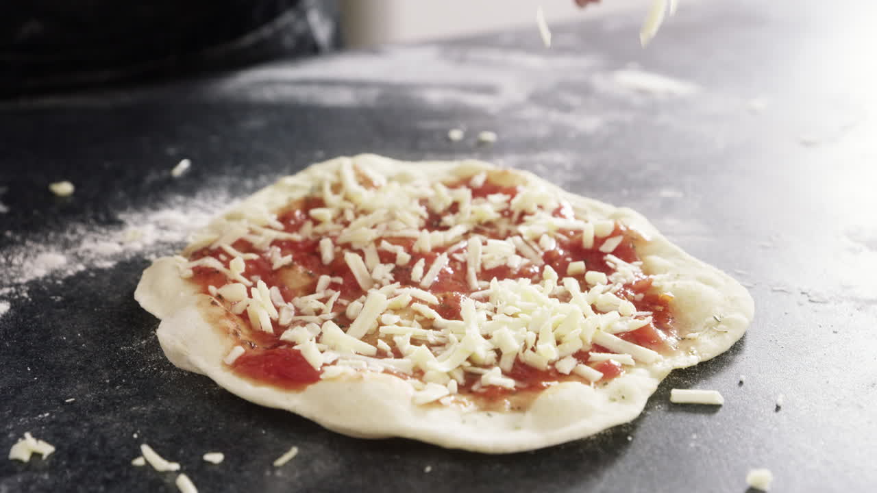 una donna irriconoscibile che fa una pizza a casa