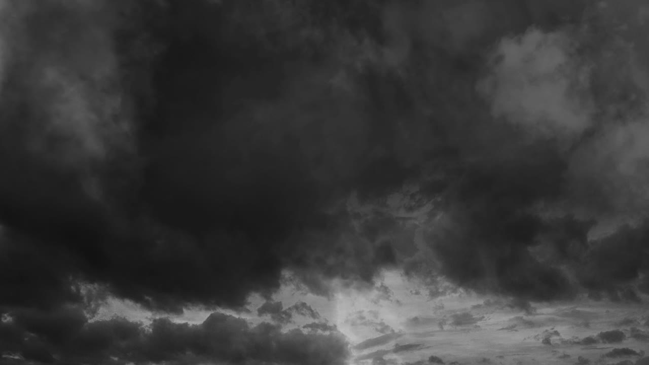 una tormenta golpeando las nubes grises avanzó