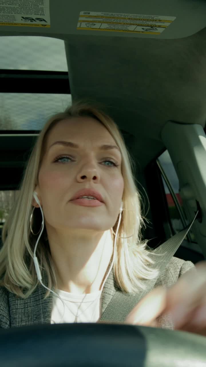 차를 운전하는 여자