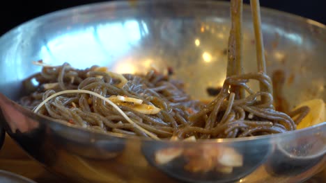 Comiendo-Deliciosos-Fideos-Coreanos-De-Trigo-Sarraceno-Con-Un-Par-De-Palillos---Súper-Cerca