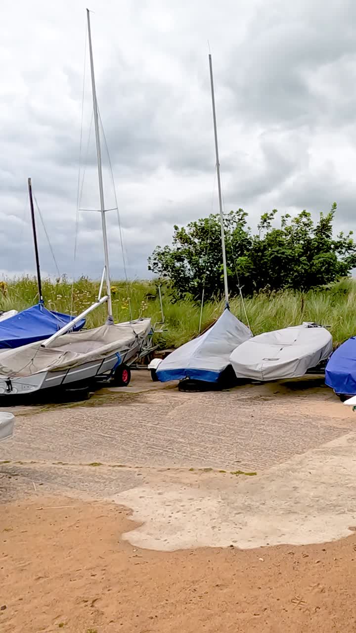barcos y equipos en una playa de arena