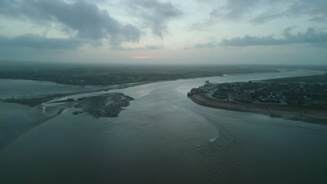 Desembocadura-Del-Río-Al-Amanecer-En-Invierno-Con-Pan-A-Través-Del-Puerto-De-Fleetwood-Desde-Knott-End